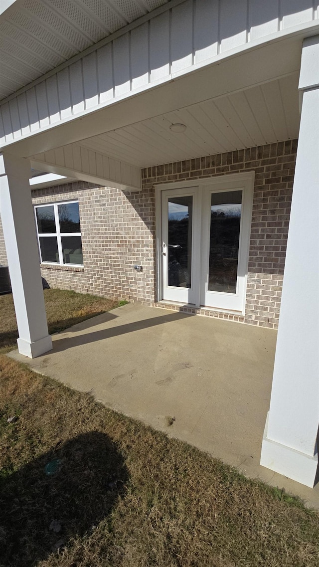 property entrance featuring a patio