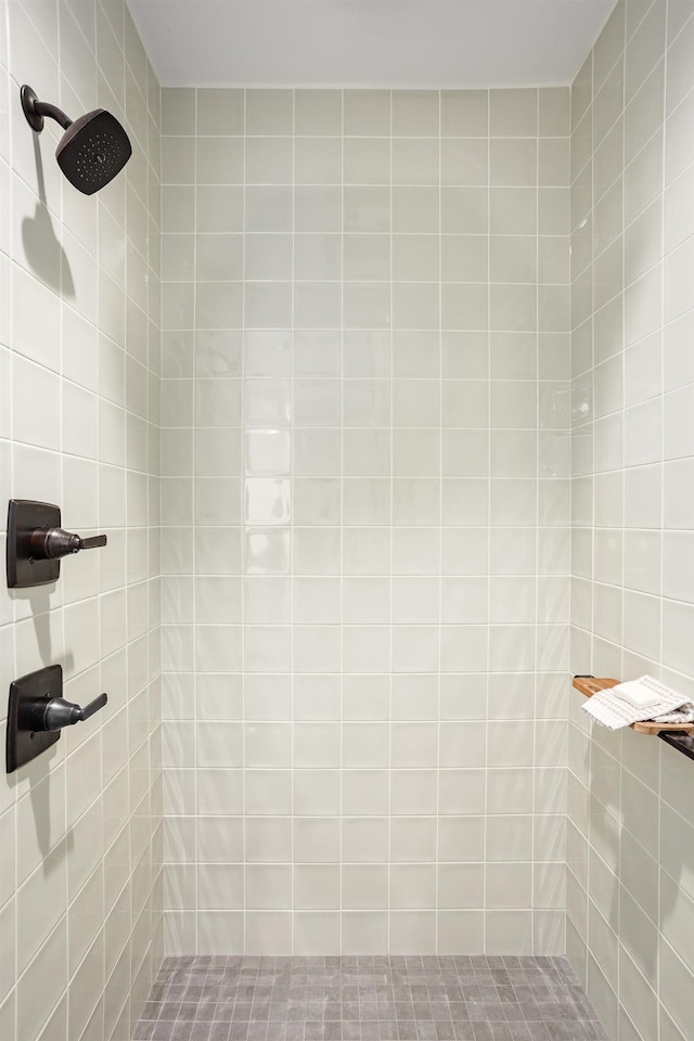 full bathroom featuring a tile shower