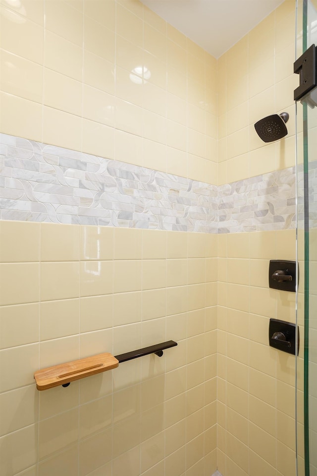 bathroom featuring tiled shower