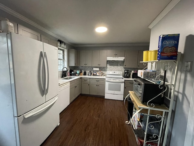 kitchen with sink, crown molding, white appliances, gray cabinetry, and dark hardwood / wood-style floors