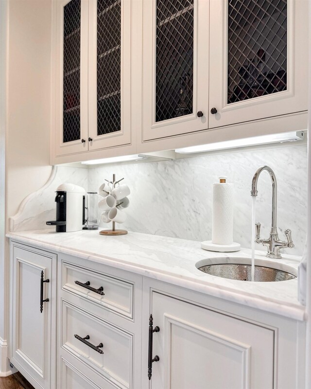  - bar featuring a sink and backsplash