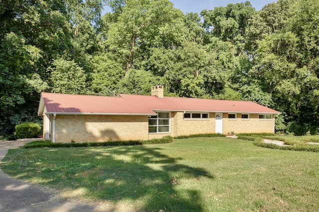 view of front of home featuring a front yard