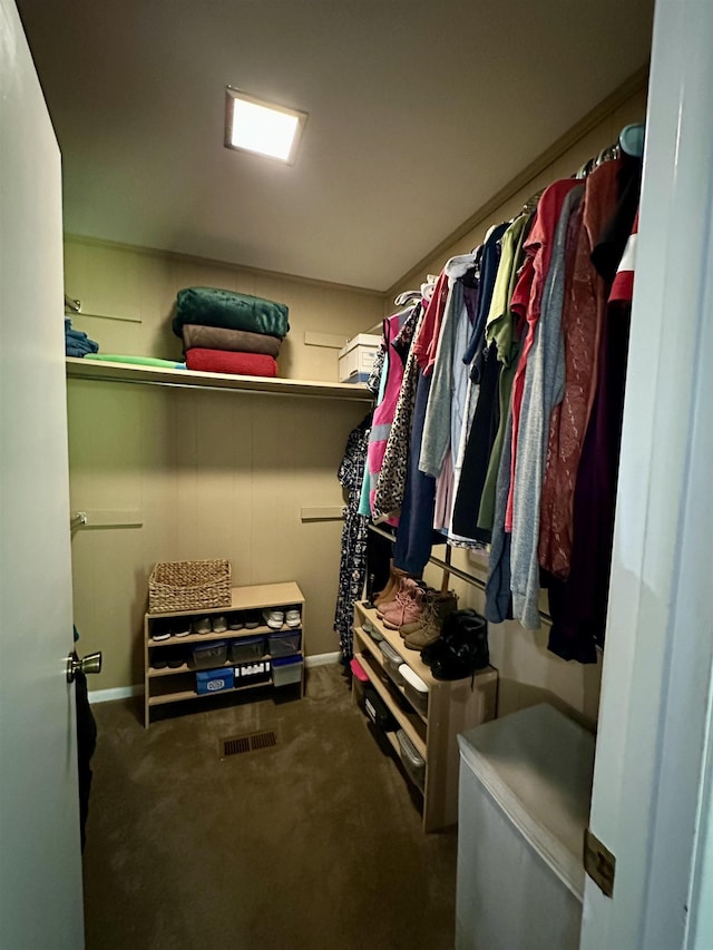 walk in closet featuring carpet flooring and visible vents