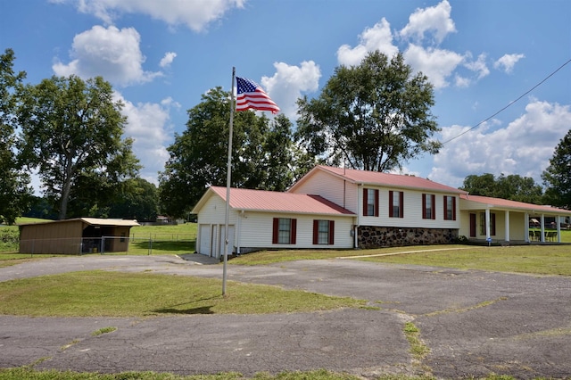 view of front of home featuring a front lawn and a garage