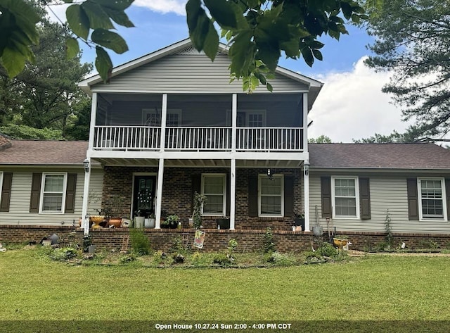 view of front facade featuring a front yard