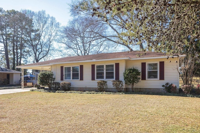 single story home featuring a carport, a front lawn, and driveway