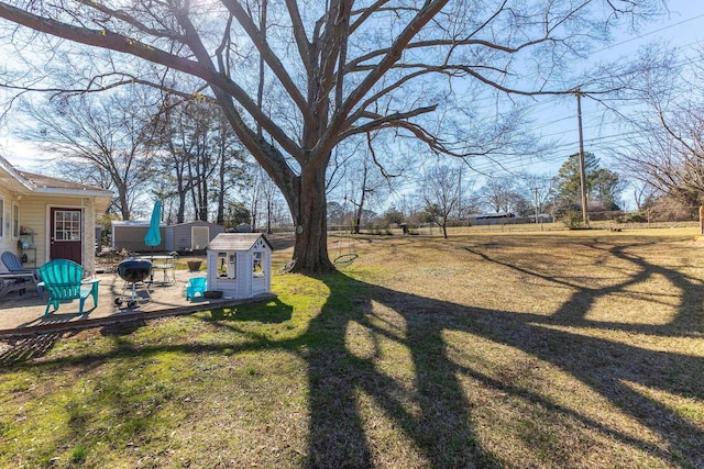 view of yard featuring a shed and an outbuilding