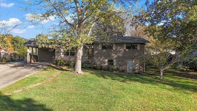 view of front facade featuring a front lawn and a carport