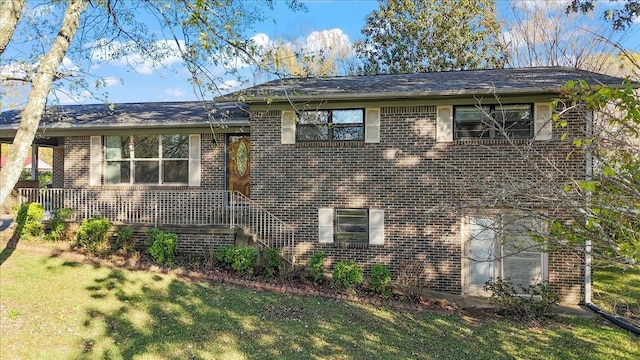 view of side of property featuring a lawn