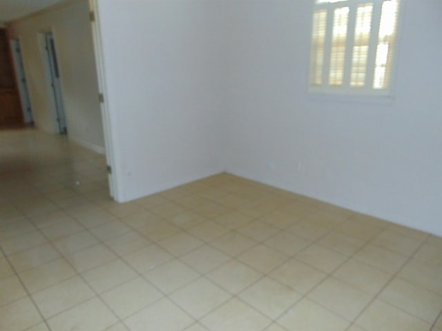 spare room featuring light tile patterned floors