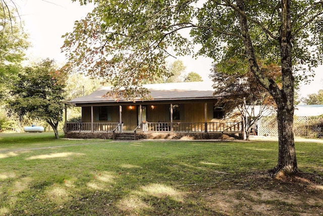 view of front facade featuring a front yard and covered porch