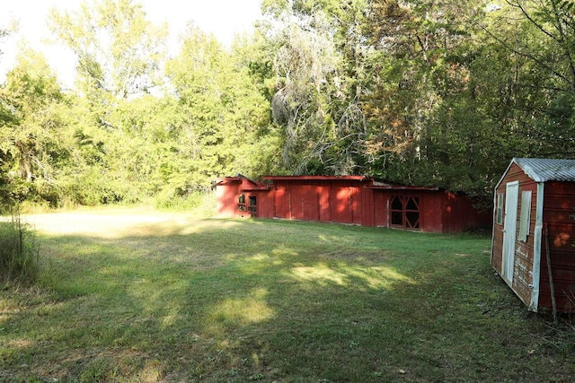 view of yard with an outdoor structure