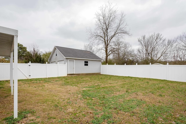 view of yard with an outdoor structure