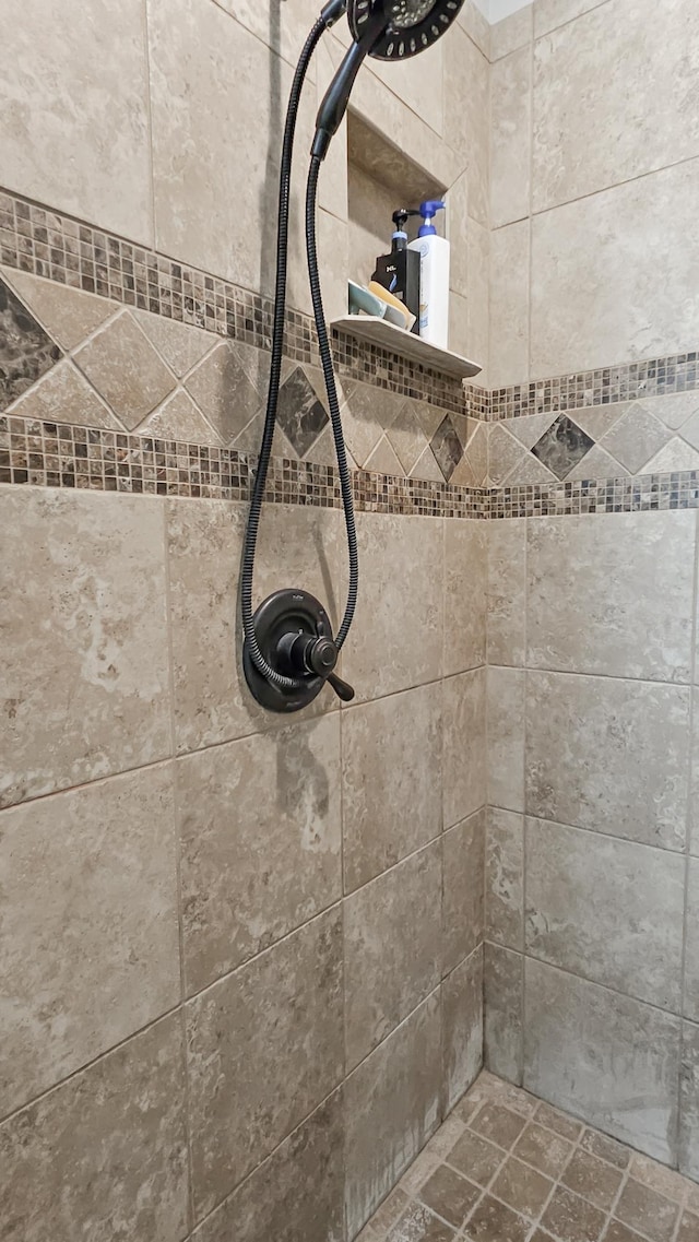details with a tile shower