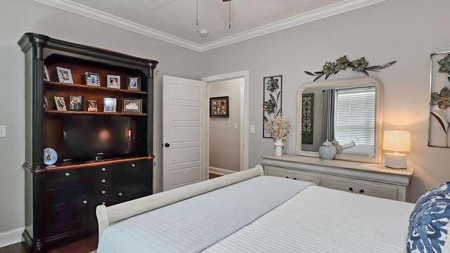bedroom featuring baseboards, ornamental molding, and ceiling fan