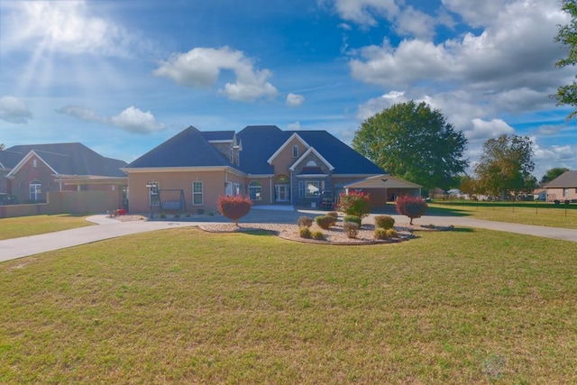 craftsman inspired home featuring a front yard