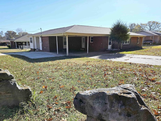 view of front of property featuring a patio and a front yard