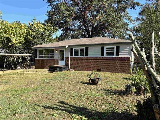 view of front of property featuring a front lawn