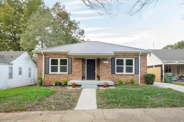 view of front facade featuring a front yard