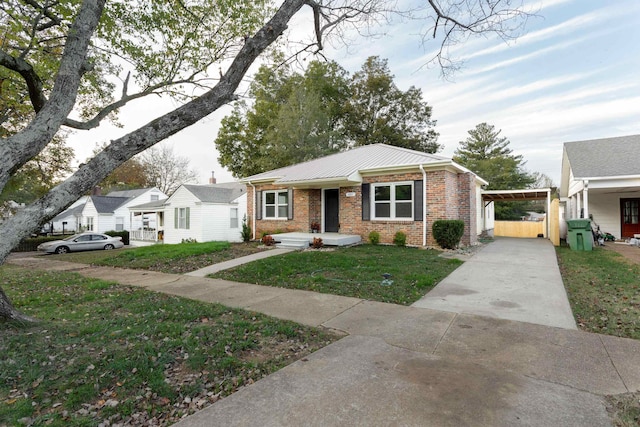 view of front of home featuring a front lawn and a carport