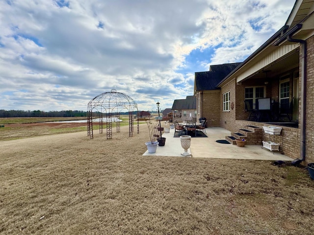 view of yard with a patio area