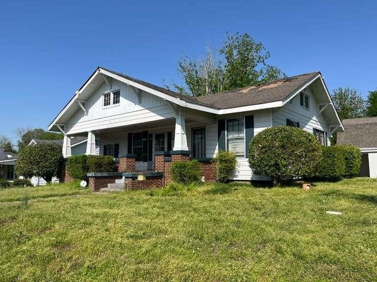 view of front of property with covered porch and a front lawn