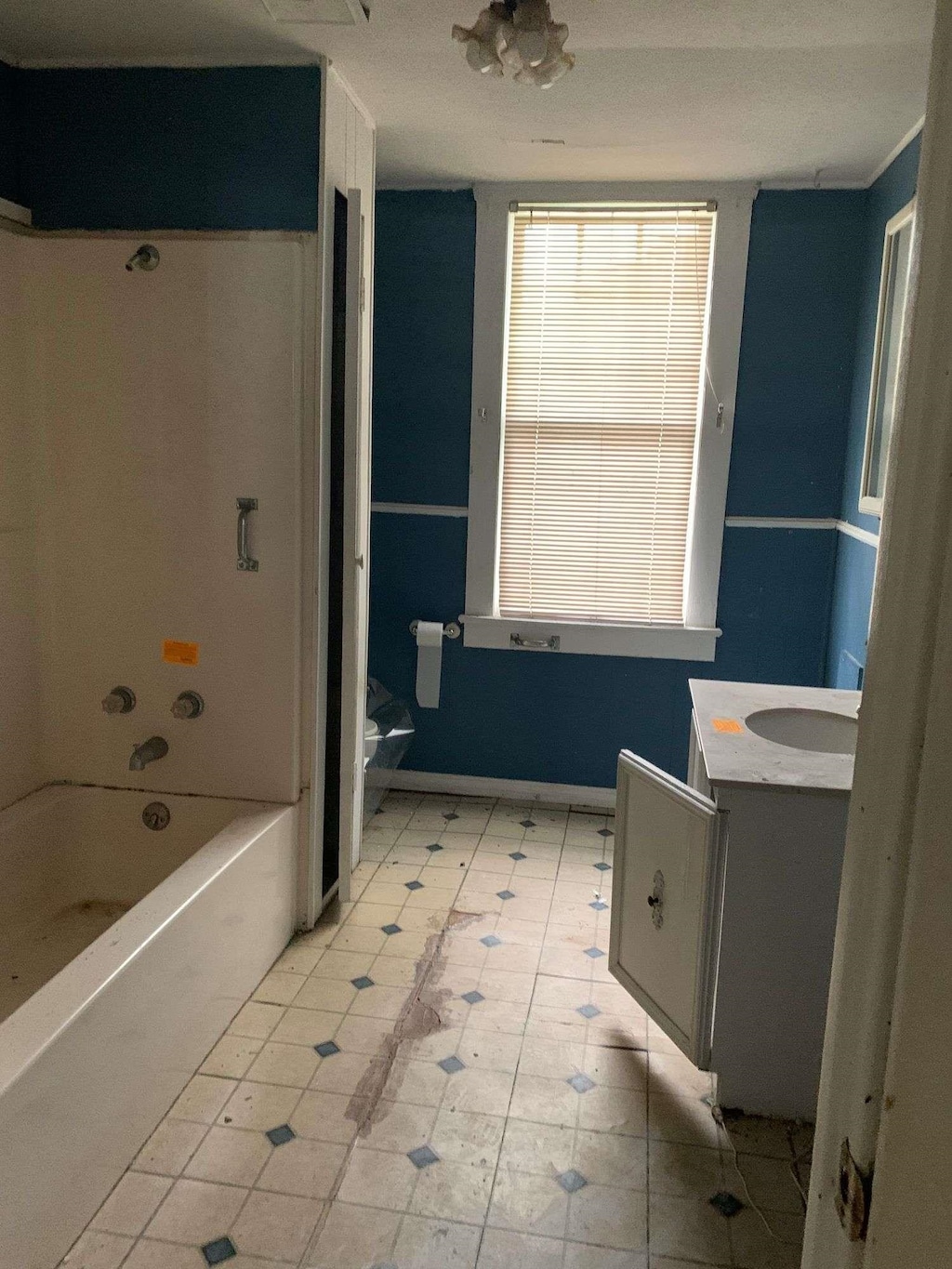 full bathroom featuring vanity, toilet, tile patterned floors, and baseboards