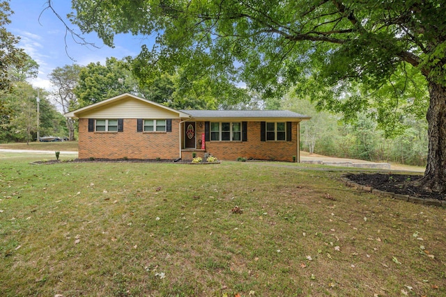 single story home with a front lawn