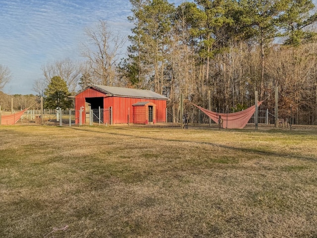 view of yard featuring an outdoor structure