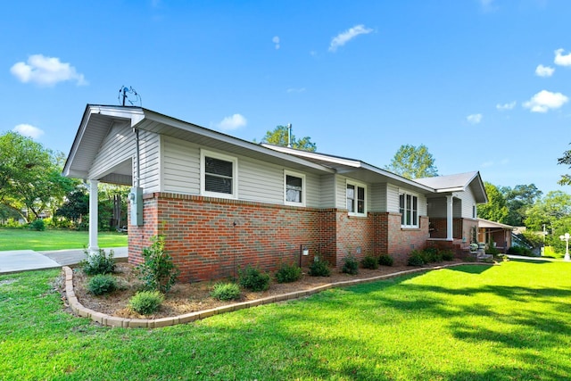 view of front of house with a front lawn