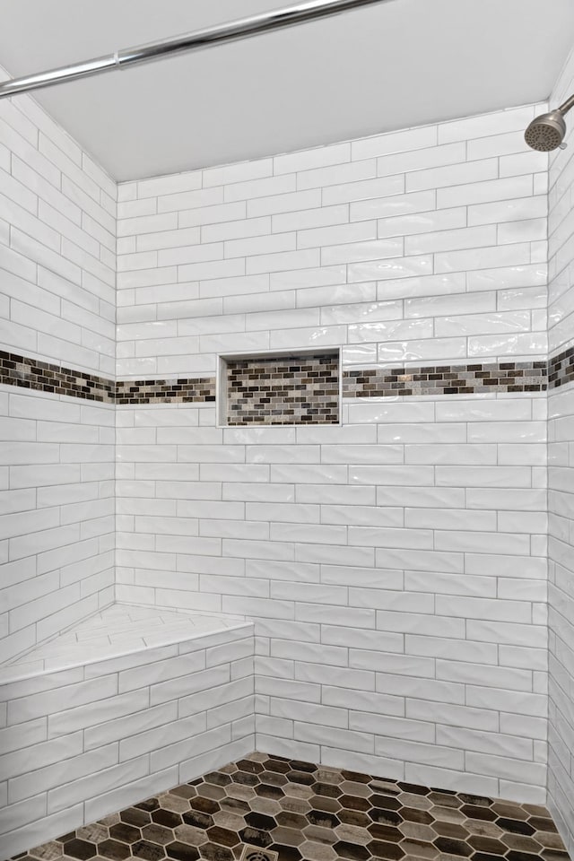 bathroom featuring a tile shower