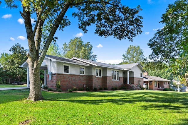 single story home with a front yard