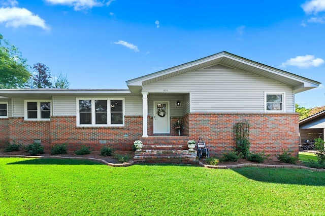 view of front of home featuring a front yard