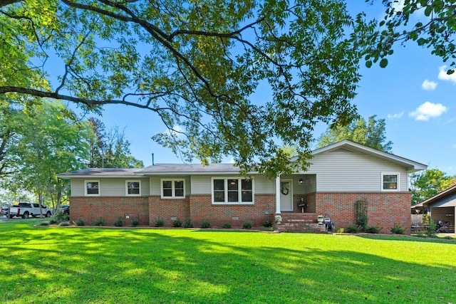 view of front of home featuring a front yard