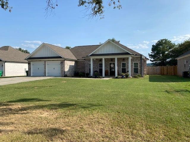 view of front of home featuring a garage and a front yard