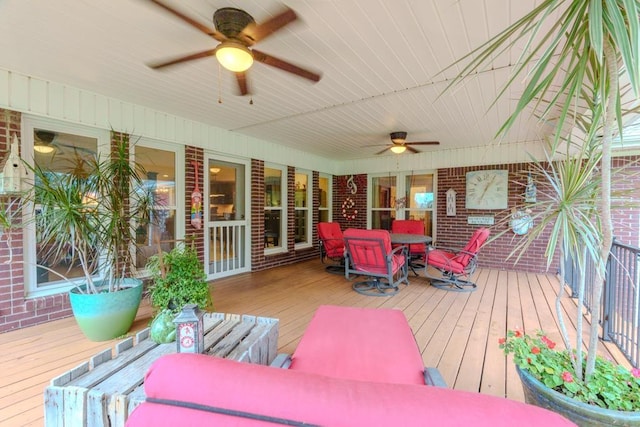 deck with ceiling fan