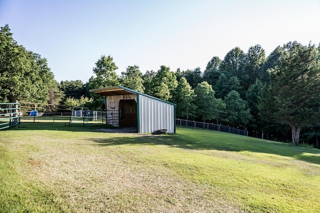 view of yard with an outbuilding