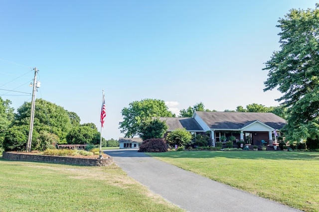 view of front of house featuring a front lawn