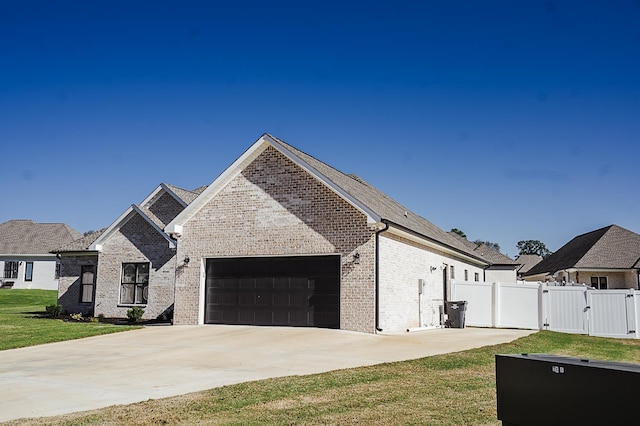 view of front of home featuring a front yard and a garage