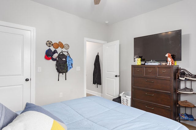 bedroom with ceiling fan