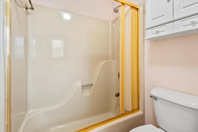 full bath with enclosed tub / shower combo and toilet