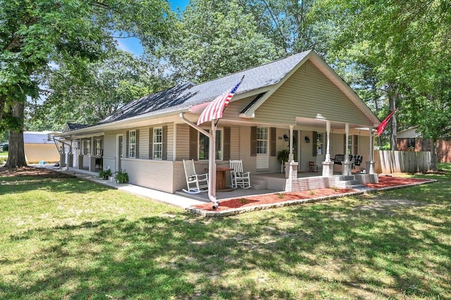 view of front facade featuring a front lawn and a porch