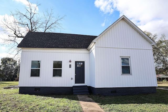 view of front of house featuring a front lawn