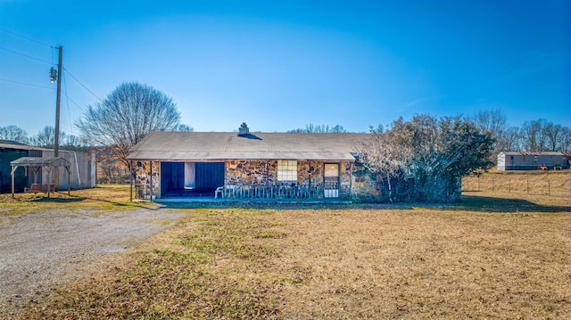 ranch-style home featuring a front lawn