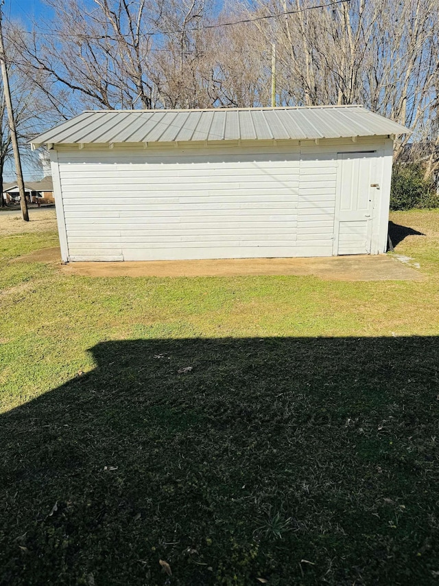 view of yard with an outbuilding