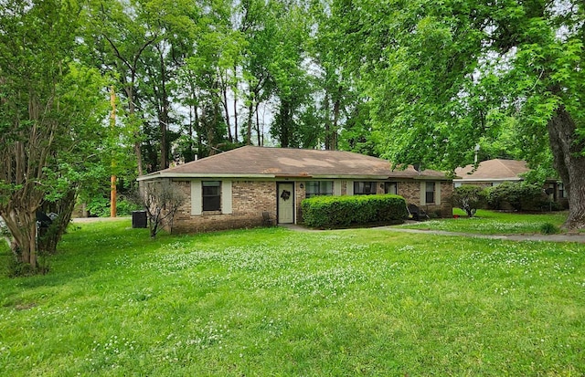 single story home with a front lawn