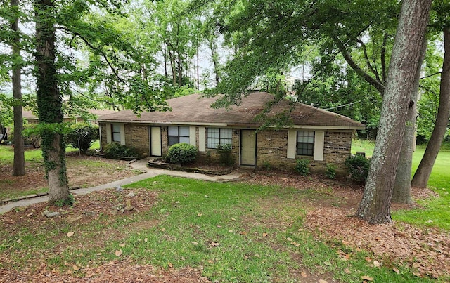 single story home featuring a front yard