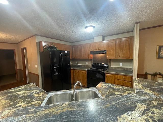 kitchen with crown molding, sink, a textured ceiling, and black appliances