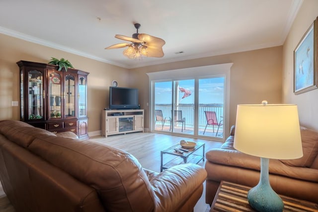 living room featuring ceiling fan, light hardwood / wood-style floors, and crown molding