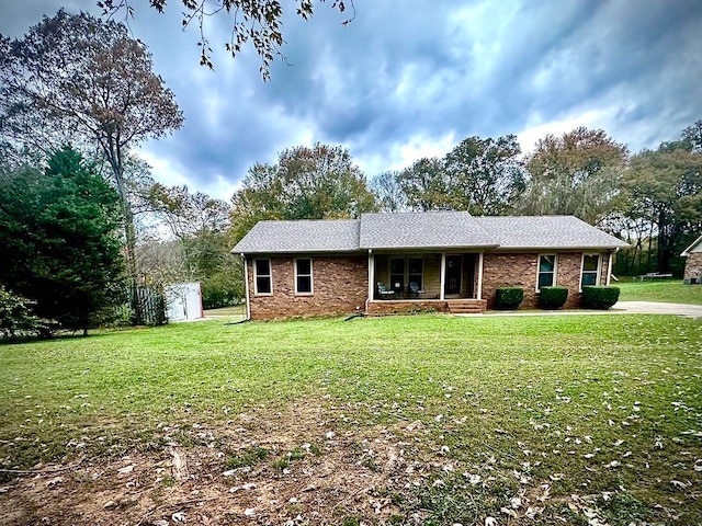 single story home featuring a front lawn